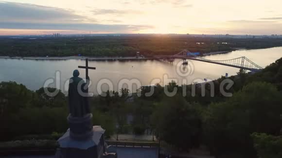傍晚在基辅市景观上交叉观赏弗拉基米尔王子纪念碑视频的预览图