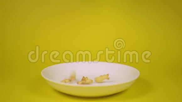 饼干海鲜形状倒入一道菜视频的预览图