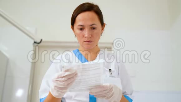 一名护士正在研究药物的使用说明视频的预览图