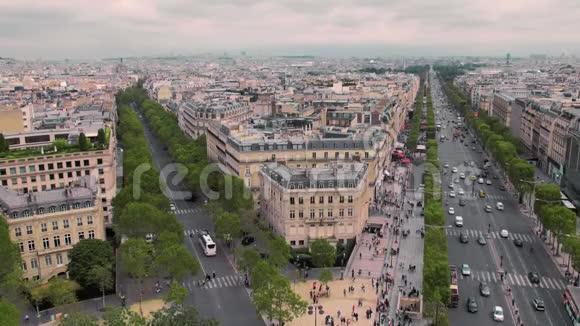 街角的房子和历史中心香榭丽舍大道巴黎法国慢运动城市景观车视频的预览图