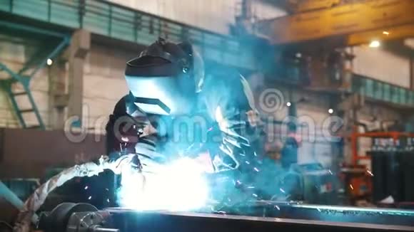 建筑工厂一名戴头盔的工人用焊机连接细节视频的预览图
