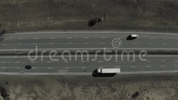 高速公路上的汽车欧洲的高速公路Drone射击视频的预览图