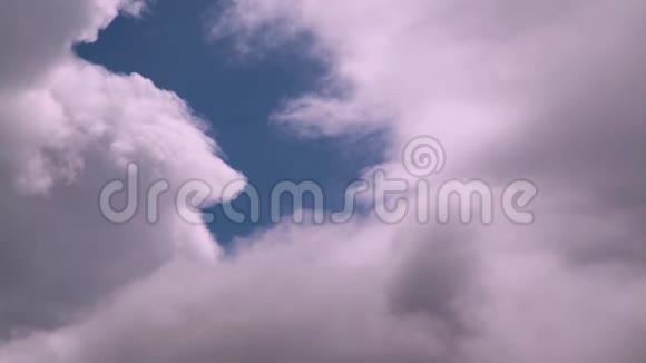 云彩沿着天空移动视频的预览图