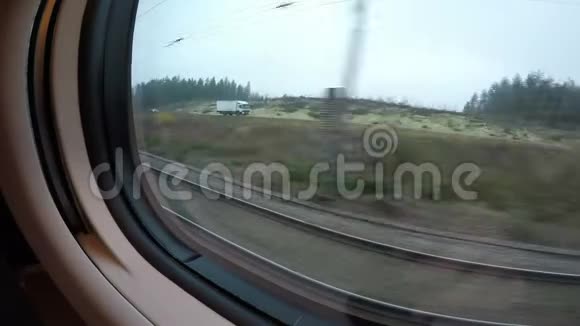 从火车的窗户可以看到火车正在高速行驶视频的预览图