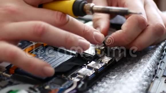 工程师在笔记本电脑上焊接电源连接器笔记本电脑维修保养视频的预览图