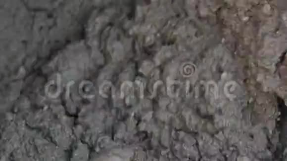混凝土在混凝土搅拌机的特写镜头中混合视频的预览图