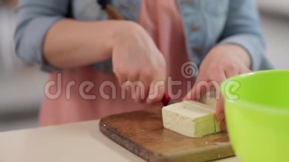 女人切奶酪视频的预览图