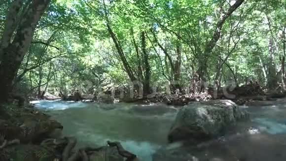 在山河上的时间流逝视频的预览图