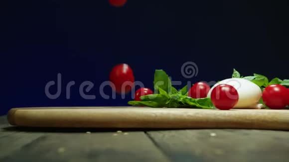 樱桃番茄落在厨房的桌子上慢动作视频的预览图