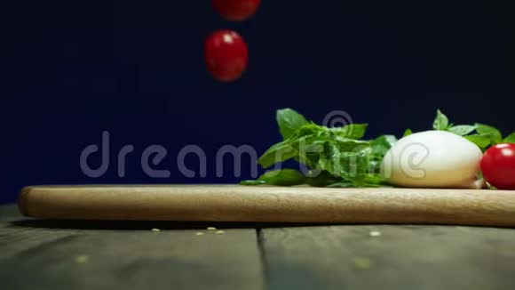 樱桃番茄落在木板上慢动作视频的预览图