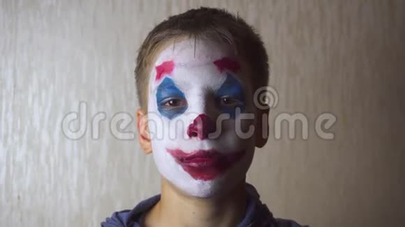 万圣节化妆小丑的男孩视频的预览图