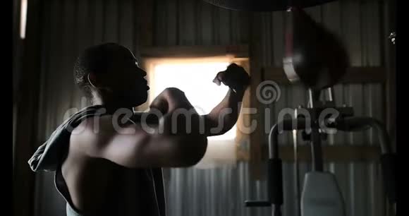 美国黑人拳击手在健身室4k练习拳击视频的预览图
