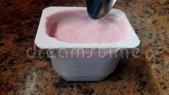 草莓酸奶配勺子视频的预览图
