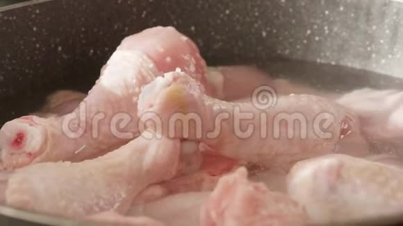 生鸡腿在锅里用热水慢慢煮视频的预览图