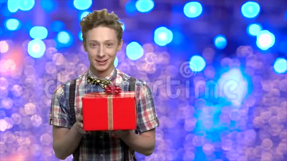 带圣诞礼物盒的少年视频的预览图