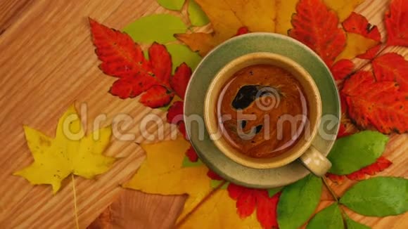 秋天的叶子和咖啡视频的预览图