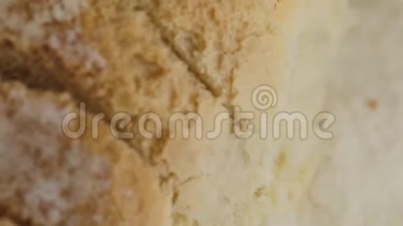 面包片在烤箱里切成薄片视频的预览图