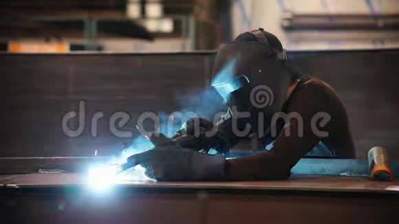 一个人在焊接机器上工作火花飞视频的预览图