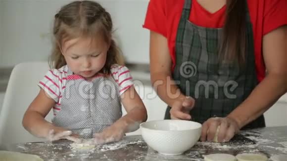年轻的父母正在学习他们女儿烹饪他们展示了所有的烹饪过程视频的预览图