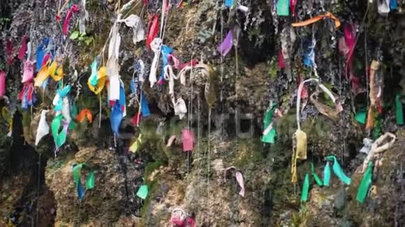 瀑布少女般的眼泪里萨湖阿布哈兹彩色组织碎片大量彩色织物碎片视频的预览图