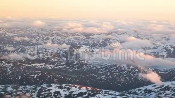 夏天用挪威的山脉鸟瞰雪景挪威山脉视频的预览图