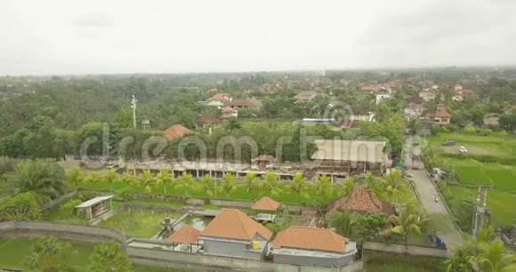 乌布德城从鸟瞰美景印尼4k视频视频的预览图