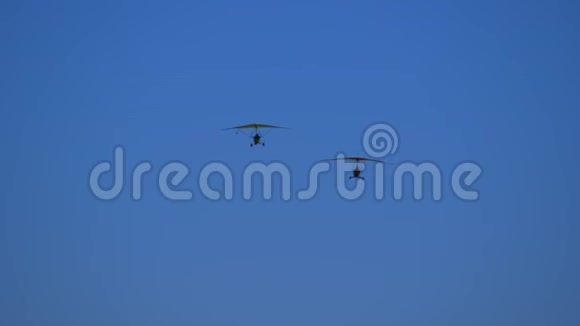 一对空中滑翔机视频的预览图