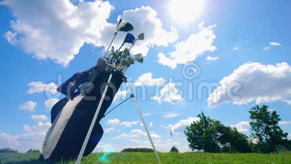 天空背景上有高尔夫球杆的黑色袋子视频的预览图