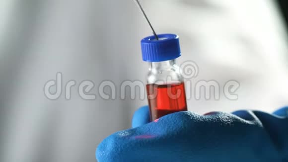 把一根针从小瓶中取出MMR疫苗预防麻疹腮腺炎和风疹视频的预览图