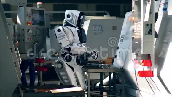 一种机器人在平板电脑上使用工厂机器视频的预览图