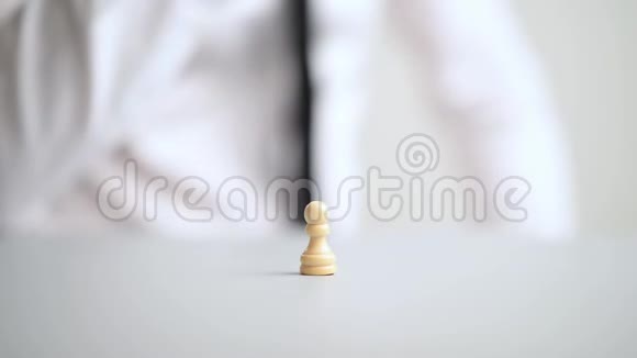 商人把棋子放在办公桌上视频的预览图