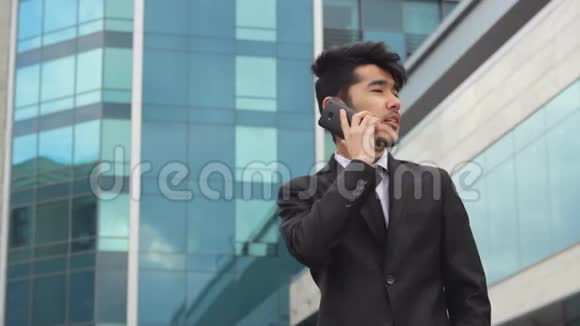 亚洲男人打商务电话视频的预览图