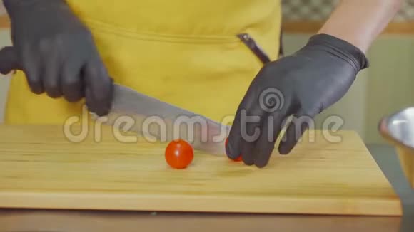 在船上切小樱桃番茄视频的预览图