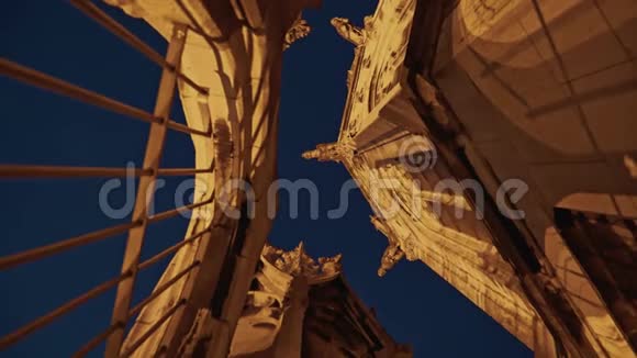 夜间从观景台实时拍摄新市政厅的特写镜头德国慕尼黑视频的预览图
