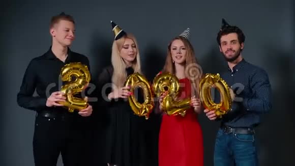 一群美丽的人正在庆祝2020年的新年视频的预览图