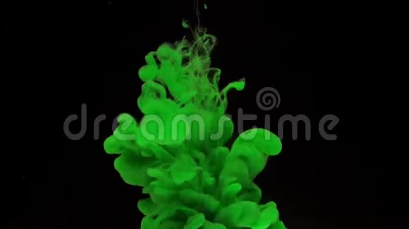 彩色的绿色墨水从上面的水中混合而来在黑色背景下轻轻地旋转带有复制空间视频的预览图