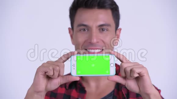 一个年轻的西班牙裔时髦男人带着电话视频的预览图