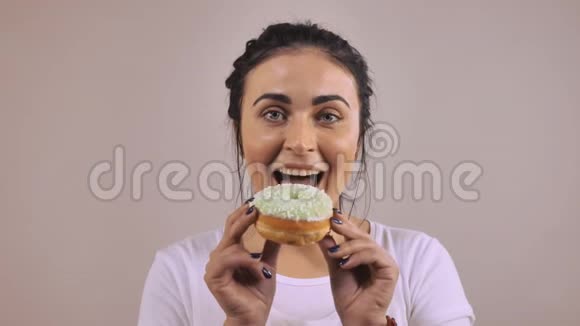 有蛋糕的快乐女性视频的预览图