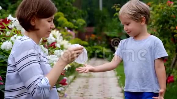 儿童卫生妇女用婴儿湿巾擦孩子的手视频的预览图