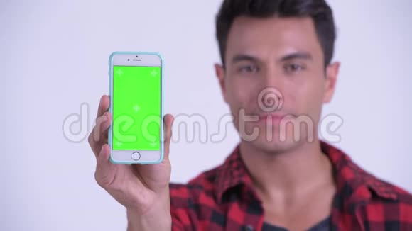 一个年轻的西班牙裔时髦男人带着电话视频的预览图