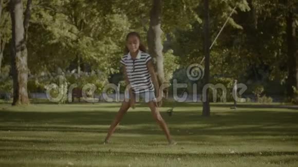 可爱的女孩做体操在大自然的前面分裂视频的预览图