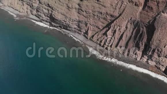 空中射击海边海边的悬崖蓝色的水和红色的岩石对角线平面图加那利群岛特内里费洛杉机视频的预览图