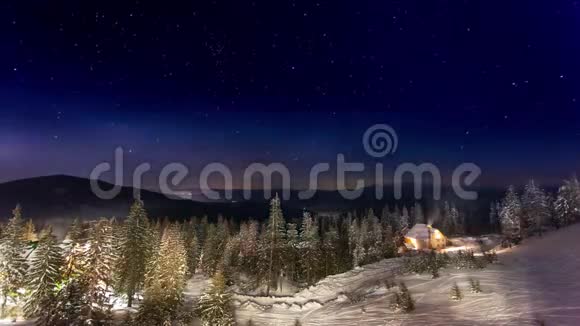 星移在山脉的小房子上面的Winter乌克兰喀尔巴阡视频的预览图