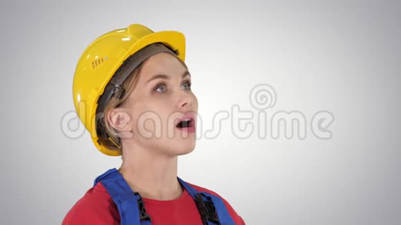 工程师建筑工人女着迷于梯度背景下的建筑规模视频的预览图