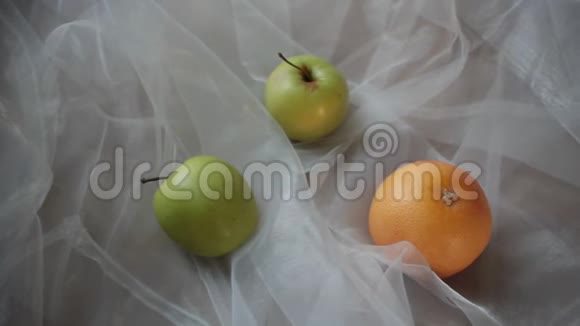两个绿苹果和橘子潘视频的预览图