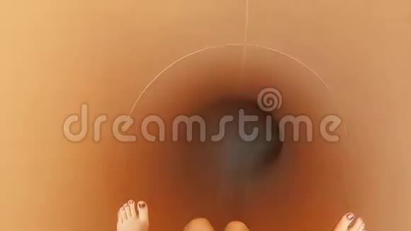 游乐园水上乐园水上滑梯女孩滚动黄色和蓝色的水滑片女性超速的个人视角视频的预览图
