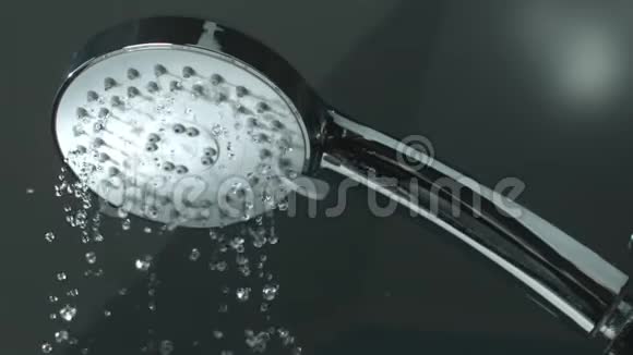 淋浴喷头特写水滴从浴室的水龙头中缓慢流出视频的预览图