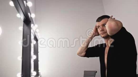 一个男人用凝胶给头发做造型视频的预览图