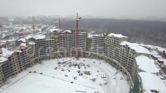 冬季景色中空楼建筑区的鸟瞰图视频的预览图