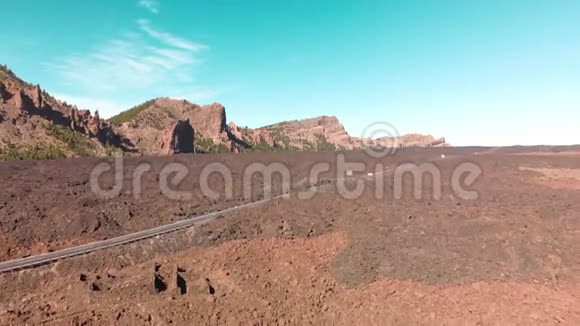 空中射击加那利群岛泰德火山国家公园在沙漠山谷的高山公路上有骑车视频的预览图